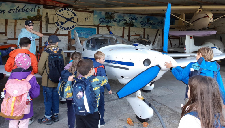 Vom Wald auf den Flugplatz - Herbstferien in der JJ-Betreuung