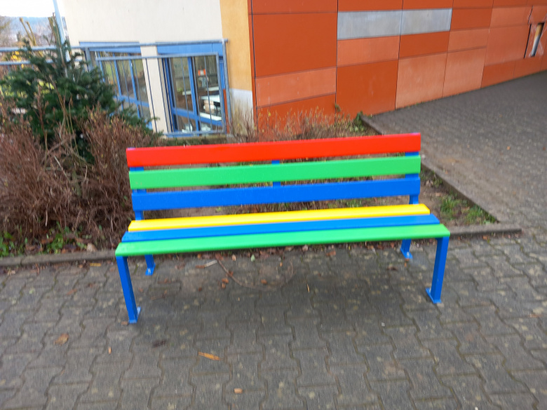 Freundschaftsbank in der Grundschule Auf der Au in Idstein eingeweiht